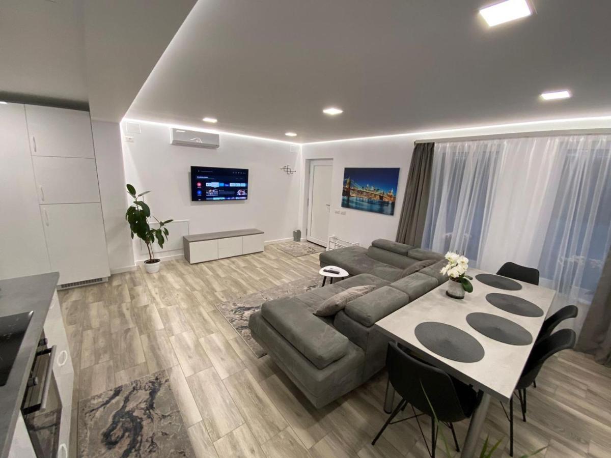 Lora Studio Apartamento Suceava Exterior foto